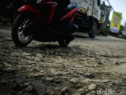 Penampakan Jalan Parung Panjang yang Viral Gegara Rusak Parah