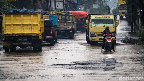 Potret Jalur Truk Parung Panjang yang Rusak Abadi
