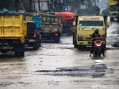 Potret Jalur Truk Parung Panjang yang Rusak Abadi