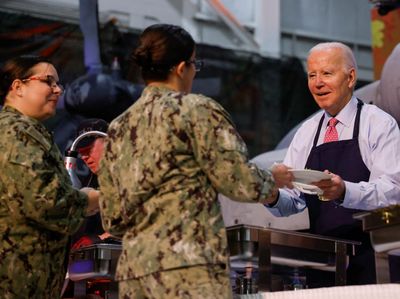 Aksi Joe Biden Sajikan Makanan untuk Anggota Militer AS