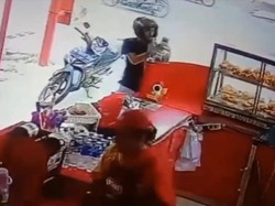 Pria di Jambi Terekam Curi Kotak Amal Restoran, Modus Pura-pura Jadi Pembeli