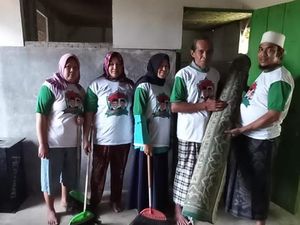 Sosialisasi, Relawan Ganjar-Mahfud Bagikan Bibit Pohon dan Karpet Mushola
