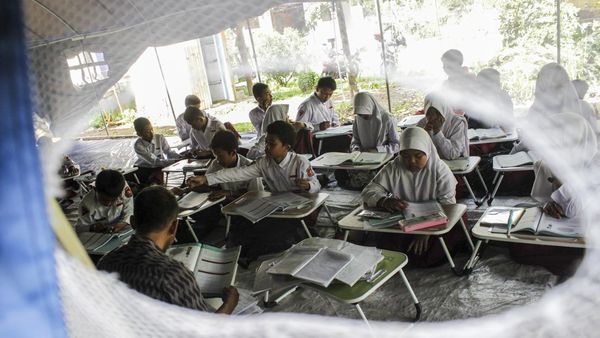 Sekolah Darurat untuk Penyintas Gempa Cianjur