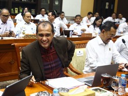 Senyum Wamenkumham Kala Status Tersangka Diungkit di Rapat DPR RI