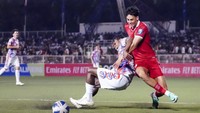 Pesepakbola Timnas Indonesia Rafael William Struick (kanan) melewati hadangan pesepak bola Filipina dalam pertandingan kualifikasi Piala Dunia 2026 Zona Asia putaran kedua di Stadion Rizal Memorial, Manila, Filipina, Selasa (21/11/2023). 