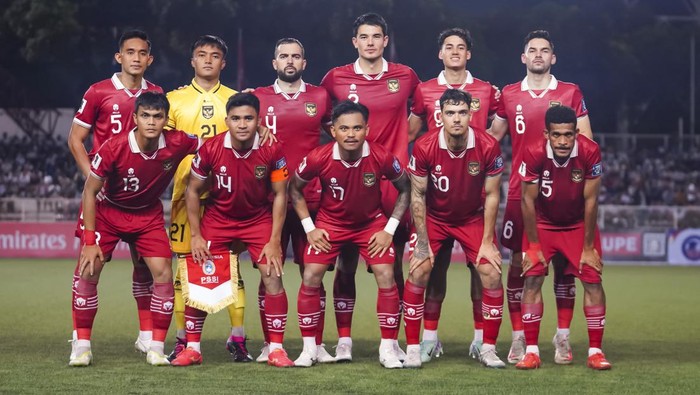 Pesepak bola Timnas Indonesia berpose sebelum melawan Filipina dalam pertandingan kualifikasi Piala Dunia 2026 Zona Asia putaran kedua di Stadion Rizal Memorial, Manila, Filipina, Selasa (21/11/2023). Indonesia dan Filipina bermain imbang dengan skor akhir 1-1. ANTARA FOTO/HO-PSSI/mrh/rwa.