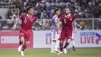 Pesepakbola Timnas Indonesia Saddil Ramdani (kiri) berselebrasi usai mencetak gol ke gawang Filipina dalam pertandingan kualifikasi Piala Dunia 2026 Zona Asia putaran kedua di Stadion Rizal Memorial, Manila, Filipina, Selasa (21/11/2023). 