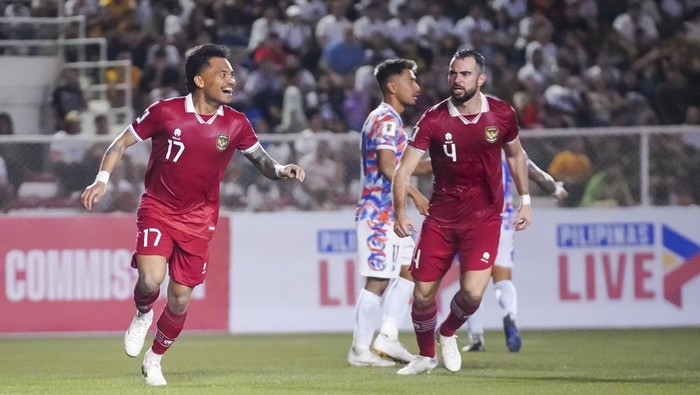 Pesepak bola Timnas Indonesia berpose sebelum melawan Filipina dalam pertandingan kualifikasi Piala Dunia 2026 Zona Asia putaran kedua di Stadion Rizal Memorial, Manila, Filipina, Selasa (21/11/2023). Indonesia dan Filipina bermain imbang dengan skor akhir 1-1. ANTARA FOTO/HO-PSSI/mrh/rwa.