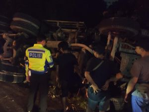 Truk Molen Tabrak Pagar Kantor BRIN di Bogor, Sopir Terluka