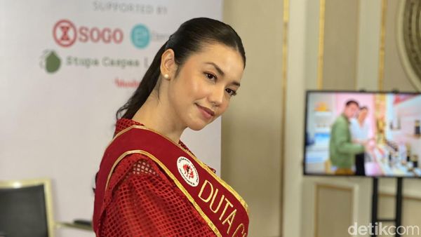 7 Pesona Velove Vexia Berbusana Merah, Jadi Duta Kesehatan Jantung