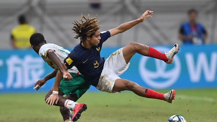 Atasi Senegal, Prancis ke Perempatfinal Piala Dunia U-17 2023 Pesepak bola Timnas Prancis Saimon Bouabre (kanan) terjatuh saat berebut bola dengan pesepak bola Timnas Senegal Ibrahima Diallo dalam babak 16 besar Piala Dunia U-17 2023 di Jakarta International Stadium, Jakarta, Rabu (22/11/2023). ANTARA FOTO/Sigid Kurniawan/foc.