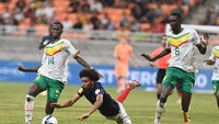 Pertandingan pun kemudian harus dilanjutkan ke babak adu penalti. 