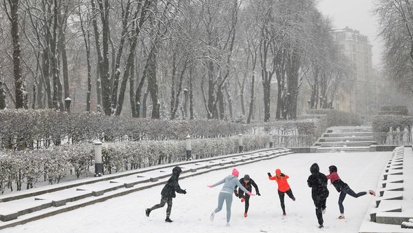 Bermain Salju di Tengah Perang Rusia-Ukraina