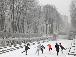 Bermain Salju di Tengah Perang Rusia-Ukraina Bermain Salju di Tengah Perang Rusia-Ukraina