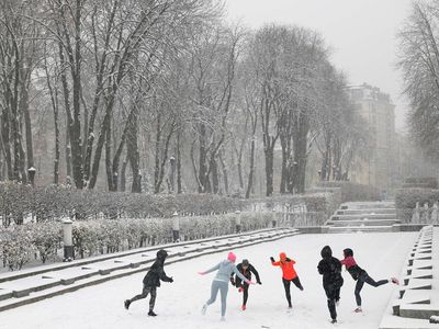 Bermain Salju di Tengah Perang Rusia-Ukraina