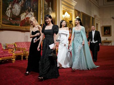 BLACKPINK Jadi Tamu Kehormatan di Istana Buckingham, Anggun Banget!