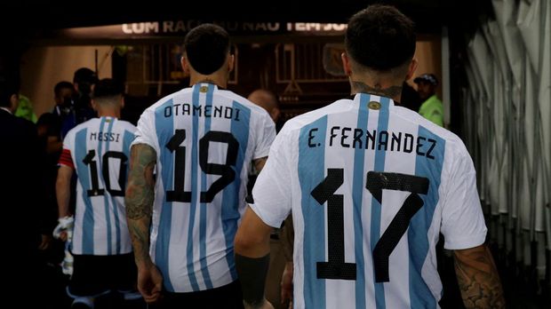 Soccer Football - World Cup - South American Qualifiers - Brazil v Argentina - Estadio Maracana, Rio de Janeiro, Brazil - November 21, 2023 Argentina's Enzo Fernandez, Lionel Messi and Nicolas Otamendi leave the pitch as fans clash with security staff in the stands causing a delay to the start of the match REUTERS/Ricardo Moraes