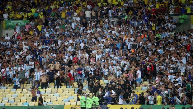 Soccer Football - World Cup - South American Qualifiers - Brazil v Argentina - Estadio Maracana, Rio de Janeiro, Brazil - November 21, 2023 Fans clash with security staff in the stands causing a delay to the start of the match REUTERS/Ricardo Moraes