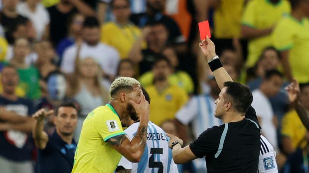Soccer Football - World Cup - South American Qualifiers - Brazil v Argentina - Estadio Maracana, Rio de Janeiro, Brazil - November 21, 2023 Brazil's Joelinton is shown a red card by referee Piero Maza REUTERS/Sergio Moraes