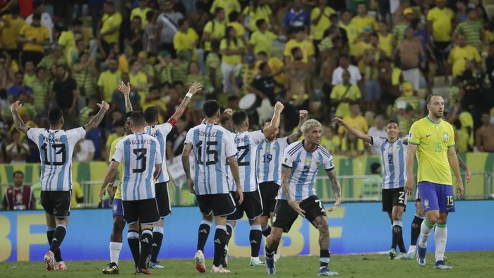 Players of Argentina celebrate their teams 1-0 victory over Brazil at the end of a qualifying soccer match for the FIFA World Cup 2026 at Maracana stadium in Rio de Janeiro, Brazil, Tuesday, Nov. 21, 2023.(AP Photo/Bruna Prado)