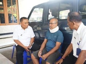 Bupati Jembrana Jenguk Pegawai Puskesmas yang Sakit Akibat Saraf Kejepit