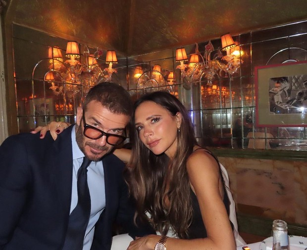 Victoria Beckham Rilis Kaus Oblong "My Dad Had a Rolls-Royce"