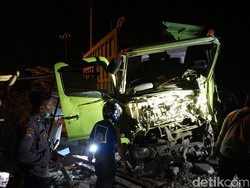 Dump Truk Ringsek Tertabrak KA Wijaya Kusuma di Mojokerto