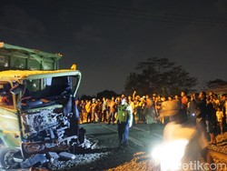 Detik-detik Dump Truk Tertabrak KA WIjaya Kusuma di Mojokerto