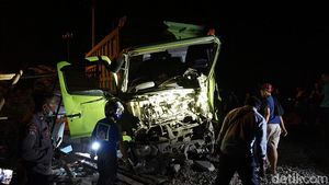 Ringsek Dump Truk Tertabrak KA Wijaya Kusuma di Mojokerto