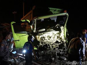 Ringsek Dump Truk Tertabrak KA Wijaya Kusuma di Mojokerto Ringsek Dump Truk Tertabrak KA Wijaya Kusuma di Mojokerto