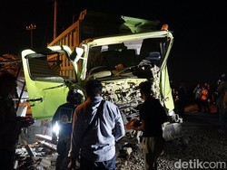 Truk Mogok Tertabrak Kereta di Perlintasan Tanpa Palang di Mojokerto
