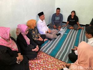 Walkot Eri Takziah ke Rumah Keluarga Korban Laka Elf Tertabrak KA Probowangi Walkot Eri Takziah ke Rumah Keluarga Korban Laka Elf Tertabrak KA Probowangi