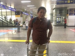 Lift-Eskalator Peron 12-13 Manggarai Mati, Penumpang Pakai Kruk Lewat Tangga