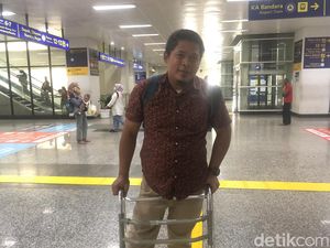 Lift-Eskalator Peron 12-13 Manggarai Mati, Penumpang Pakai Kruk Lewat Tangga Lift-Eskalator Peron 12-13 Manggarai Mati, Penumpang Pakai Kruk Lewat Tangga
