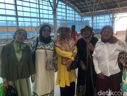 Lelahnya Lansia Turun Tangga di Stasiun Manggarai karena Lift-Eskalator Mati