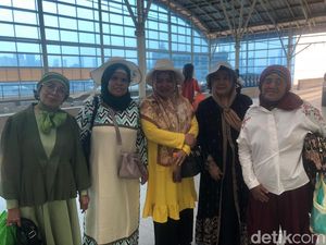 Lelahnya Lansia Turun Tangga di Stasiun Manggarai karena Lift-Eskalator Mati Lelahnya Lansia Turun Tangga di Stasiun Manggarai karena Lift-Eskalator Mati