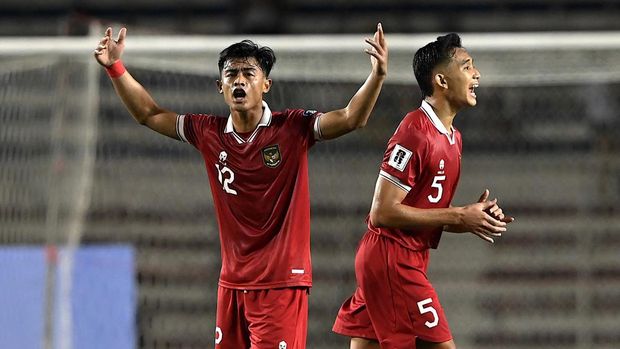 Indonesias Pratama Arhan Alif (L) and Rizky Ridho Ramadhani (R) celebrate as Sadil Ramdani scores a goal during the 2026 World Cup qualifying football match between the Philippines and Indonesia in Manila on November 21, 2023. (Photo by JAM STA ROSA / AFP)