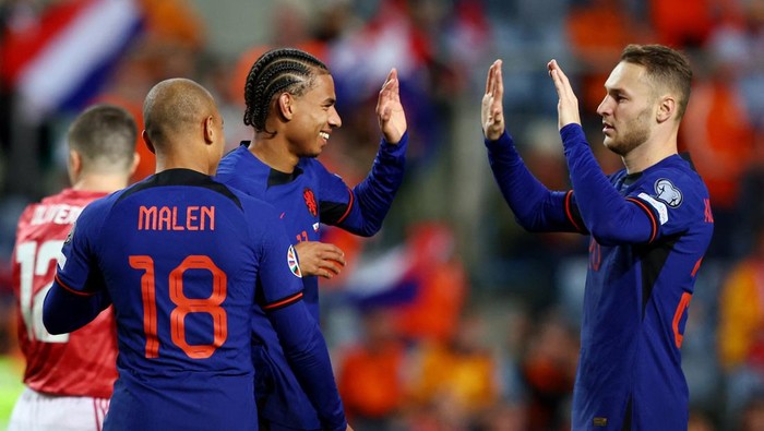 Soccer Football - UEFA Euro 2024 qualifier - Group B - Gibraltar v Netherlands - Estadio Algarve, Faro, Portugal - November 21, 2023 Netherlands Calvin Stengs celebrates scoring their fourth goal with Donyell Malen and Teun Koopmeiners REUTERS/Pedro Nunes