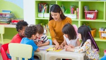 10 Puisi Tema Guru untuk Acara Perpisahan Sekolah, Bikin Nangis dan Terharu