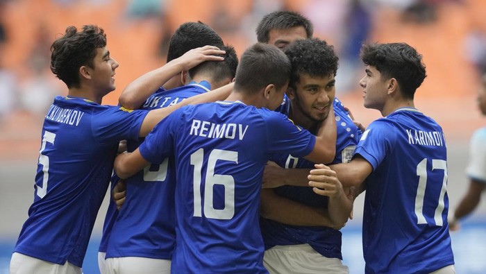 Uzbekistans Amirbek Saidov, second right, celebrates with teammates after scoring a goal during the FIFA U-17 World Cup round of 16 soccer match between England and Uzbekistan at Jakarta International Stadium in Jakarta, Indonesia, Wednesday, Nov. 22, 2023. (AP Photo/Dita Alangkara)