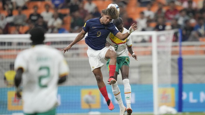 France Mathis Lambourde, left, battles for the ball against Senegals Mamadou Diallo during their FIFA U-17 World Cup round of 16 soccer match at Jakarta International Stadium in Jakarta, Indonesia, Wednesday, Nov. 22, 2023. (AP Photo/Dita Alangkara)