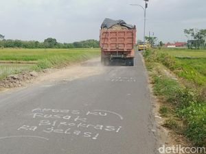 Jalan di Klaten Ambyar Dilewati Truk Uruk Tol, Warga Protes Coreti Jalan Jalan di Klaten Ambyar Dilewati Truk Uruk Tol, Warga Protes Coreti Jalan