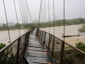 Jembatan Gantung di Aceh Rusak Diterjang Banjir Jembatan Gantung di Aceh Rusak Diterjang Banjir
