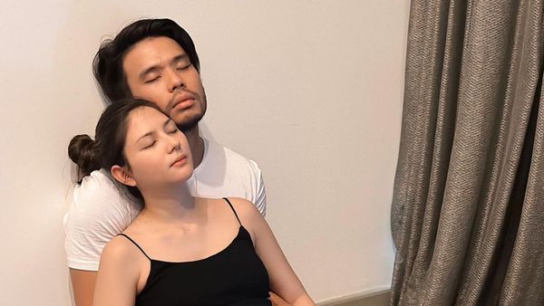 7 Foto Jessica Mila & Suami Ikut Prenatal Yoga, Tampil Natural Tanpa Makeup