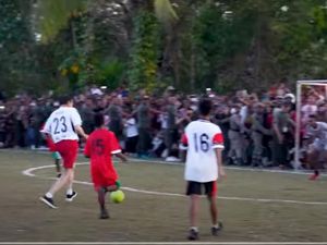Jokowi Main Bola Bareng Anak-anak di Papua, Cetak Gol lalu Kebobolan Jokowi Main Bola Bareng Anak-anak di Papua, Cetak Gol lalu Kebobolan
