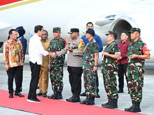 Jokowi Tiba di Papua, Langsung Cek Stok Beras dan Beri Bantuan ke KPM