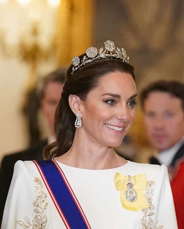 Kate Middleton mengenakan tiara baru