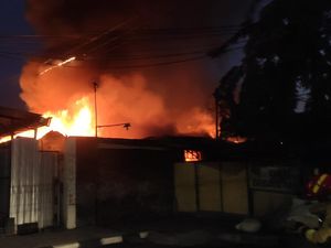 Rumah Usaha Katering di Surabaya Terbakar Diduga LPG Bocor, 1 Orang Luka