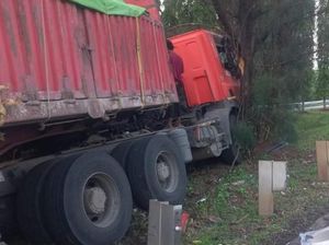 Kecelakaan 2 Truk Terperosok Parit di Tol Jatiasih Arah TMII, Lalin Macet