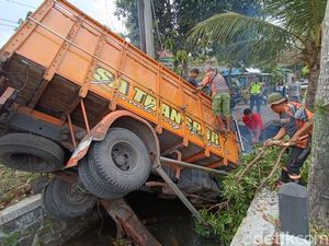 Hindari Tabrakan, Truk Muatan Pupuk Masuk Parit di Kulon Progo Hindari Tabrakan, Truk Muatan Pupuk Masuk Parit di Kulon Progo